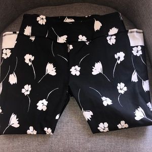 NWOT fabletics Capri leggings sz Medium